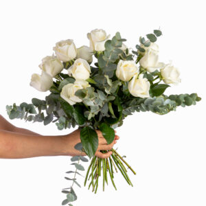 Bouquet de roses blanches eucalyptus